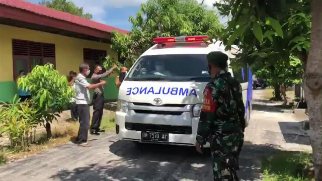 SATU keluarga terkonfirmasi positif COVID-19 dievakuasi menggunakan mobil Ambulans ke rumah sakit, Rabu (2/6/2021).  