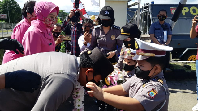  Kapolda Sulawesi Utara (Sulut) Irjen Pol Nana Sudjana menerima kalungan bunga dari polisi cilik saat berkunjung ke Polres Minahasa