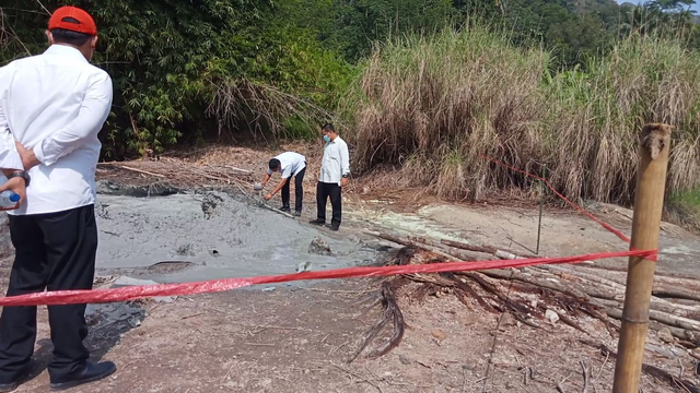 Petugas dari Dinas ESDM Jabar dan DLH Kabupaten Cirebon mengambil sampel di lokasi semburan lumpur di Desa Cipanas, Kabupaten Cirebon, Rabu (2/6/2021). (Ciremaitoday)