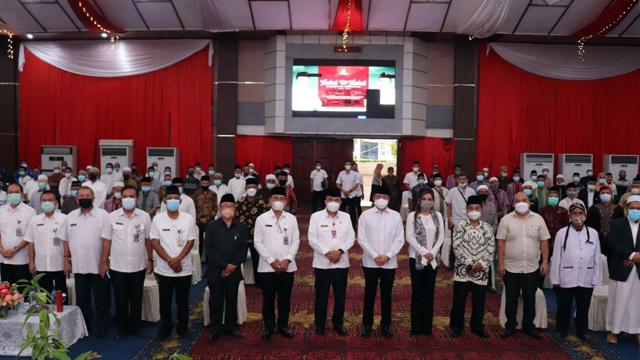Wali Kota Manado Andrei Angouw bersama dengan para imam masjid pada acara Halal Bihalal yang diselenggarakan Pemerintah Kota Manado