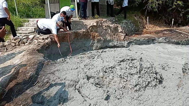 Petugas dari Dinas ESDM Jabar mengambil sampel di lokasi semburan lumpur di Desa Cipanas, Cirebon, Rabu (2/6/2021). (Ciremaitoday)