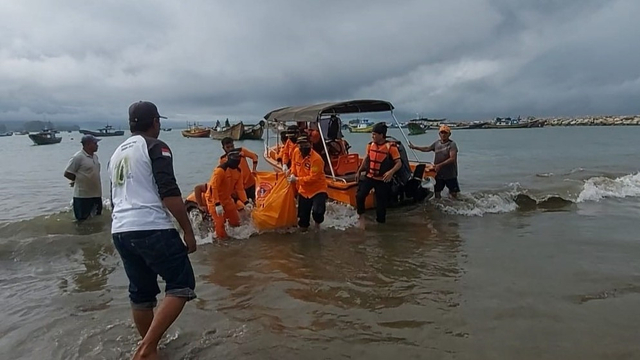 Petugas SAR gabungan mengevakuasi jasad korban yang ditemukan meninggal dunia terseret ombak Pantai Jilbab di Aceh Barat Daya, Rabu (2/6). Foto: Dok. SAR Banda Aceh 