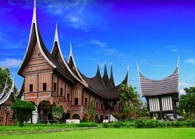 Rumah adat Sumatera Barat yakni Rumah Gadang. Sumber: Portal Informasi Indonesia