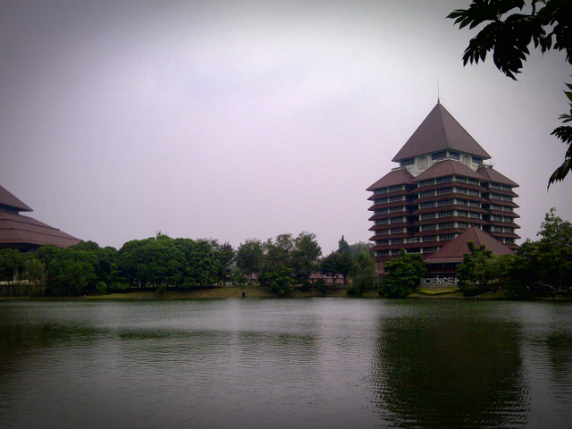 Danau di dekat gedung rektorat Universitas Indonesia. Sumber: Flickr.com - Aulia Nabila