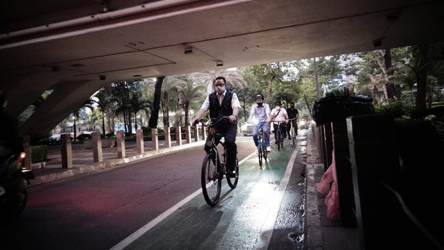 Gubernur DKI Jakarta Anies Baswedan saat bersepeda. Foto: Instagram/@aniesbaswedan