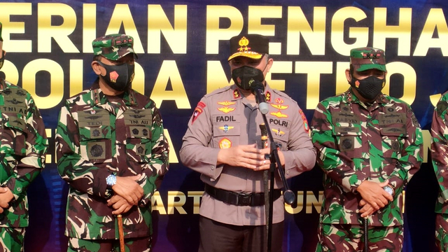 Kapolda Metro Jaya Irjen Fadil Imran memberikan penghargaan kepada Personil dan Tenaga Kesehatan TNI/Polri yg Terlibat Penyekatan di KM 34 Tol Jkt-Cikampek. Foto: Dok. Istimewa