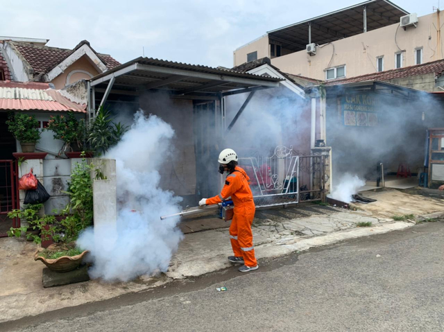 DMC Dompet Dhuafa melakukan fogging sebagai antisipasi penyebaran DBD di kawasan Kemang, Bogor, Jawa Barat. (Minggu, 30/05/2021). Sumber DMC DD