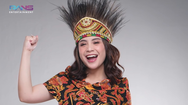Nagita Slavina dalam sesi pemotretan sebagai duta PON XX Papua. Foto: YouTube/Rans Entertainment