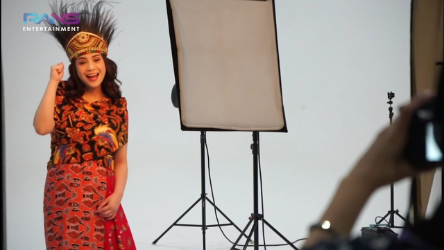 Nagita Slavina dalam sesi pemotretan sebagai duta PON XX  Papua. Foto: YouTube/Rans Entertainment