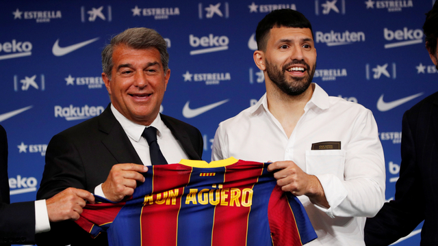 FC Barcelona mempersembahkan pemain baru Sergio Aguero di Stadion Camp Nou, Barcelona, Spanyol, Senin (31/5). Foto: Albert Gea/REUTERS