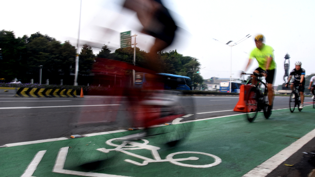 Sejumlah warga bersepeda saat berangkat bekerja menuju kantornya di Jakarta, Kamis (3/6/2021). Foto: Indrianto Eko Suwarso/ANTARA FOTO