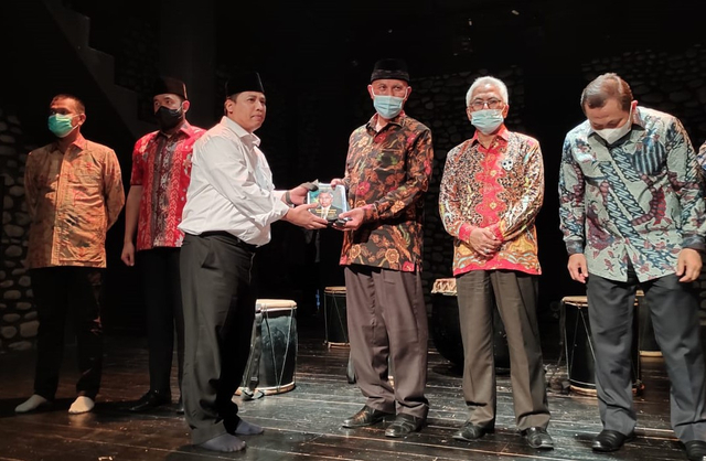 Gubernur Sumatera Barat Mahyeldi (tengah) dalam kegiatan peresmian Yayasan Pusat Kebudayaan Minangkabau. IST
