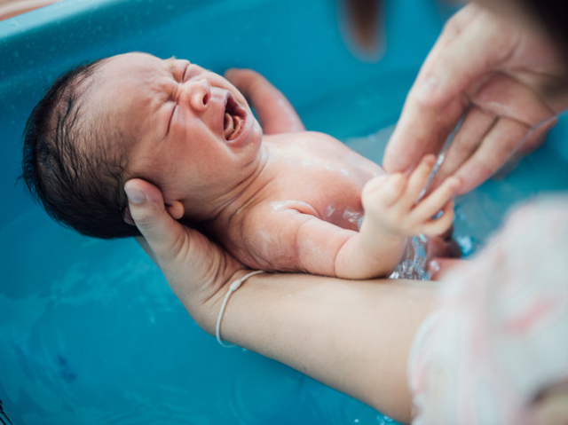 Ilustrasi Memandikan Bayi Baru Lahir. Foto: Freepik