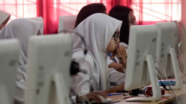Ilustrasi siswa sedang ujian tulis berbasis komputer. Foto: ANTARA FOTO/Ardiansyah
