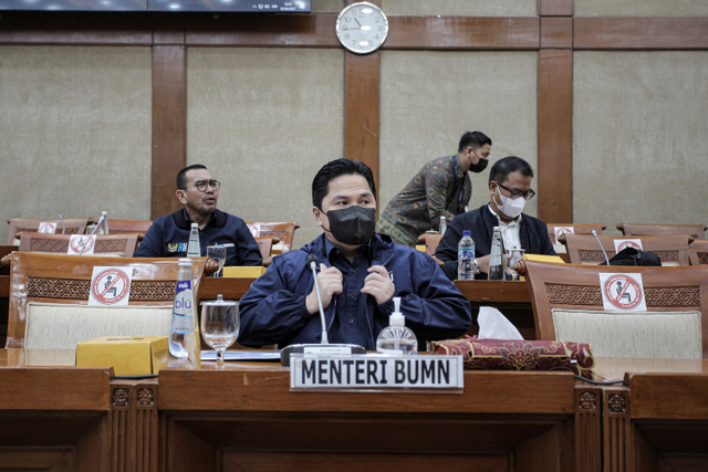 Menteri BUMN Erick Thohir mengikuti rapat kerja dengan Komisi VI DPR di Kompleks Parlemen, Senayan, Jakarta, Kamis (3/6).  Foto: Dhemas Reviyanto/ANTARA FOTO