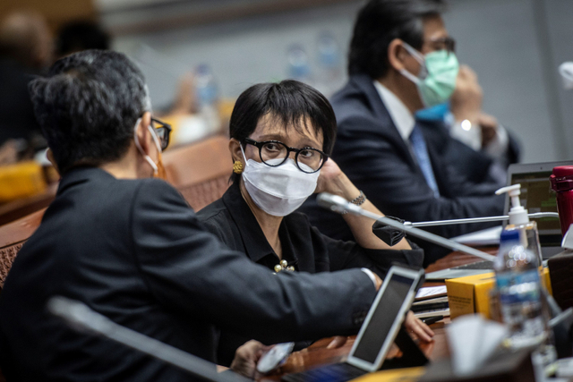 Menteri Luar Negeri Retno Marsudi (kanan) berbincang Wakil Menteri Luar Negeri Mahendra Siregar (kiri) saat mengikuti rapat dengar pendapat dengan Komisi I DPR di Kompleks Parlemen, Senayan, Jakarta, Kamis (3/6).  Foto: Aprillio Akbar/ANTARA FOTO