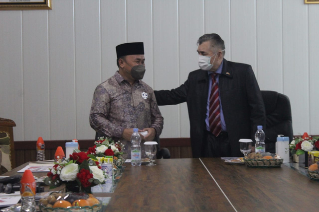 Gubernur Kalimantan Tengah, Sugianto Sabran saat bertemu dengan delegasi dari Rumania di Palangka Raya.