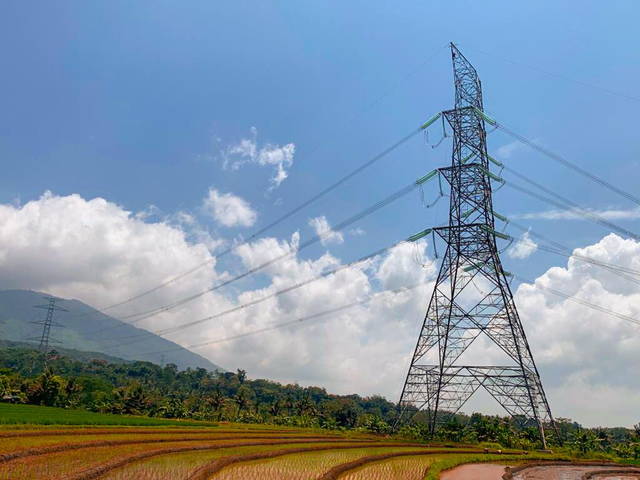 PLN operasikan SUTET 500 kV PLTU Tanjung Jati B-Pemalang dan GITET 500 kV Batang. Foto: Dok. PLN