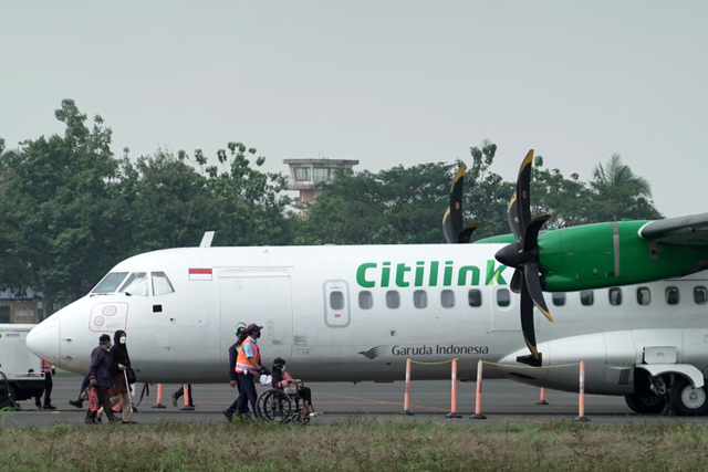 Sejumlah penumpang menaiki pesawat ATR 72-600 milik maskapai penerbangan Citilink di Bandara Jenderal Besar Soedirman (JBS), Purbalingga, Jawa Tengah, Kamis (3/6).  Foto: Idhad Zakaria/ANTARA FOTO