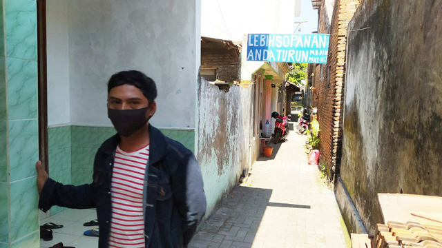 Pandu (33), tetangga pelaku penusukan mantan istri pertamanya. Foto/Azmy.