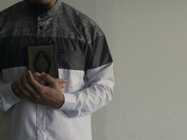 Seorang Muslim yang memiliki aqidah dan akhlak yang baik. Foto: dok https://unsplash.com/