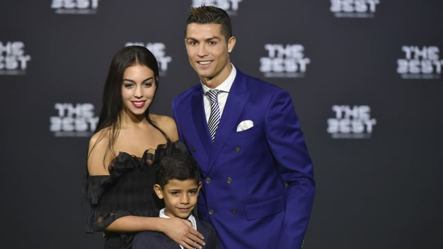 Cristiano Ronaldo bersama Georgina Rodriguez dan putra tertuanya. (Foto: Michael Buholzer/AFP)