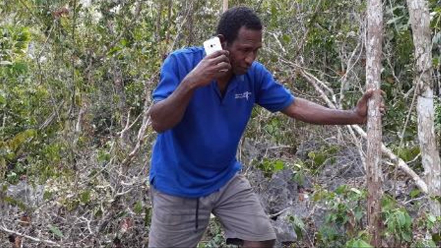 Susah Sinyal, Warga Goras Fakfak Tempuh Cara Ekstrem Cari Jaringan Telepon (24814)