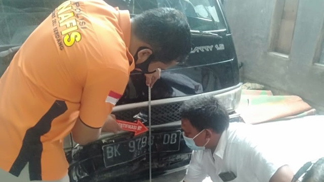Mobil tukang kue di Kabupaten Deli Serdang yang menabrak dirinya. Foto: Dok. Istimewa
