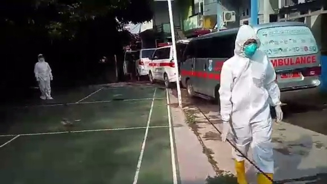 Petugas membawa 30 warga yang terinfeksi virus corona di satu RW (Rukun Warga) di Kelurahan Kelapa Dua, Kecamatan Kelapa Dua, Kabupaten Tangerang. Foto: Dok. Istimewa
