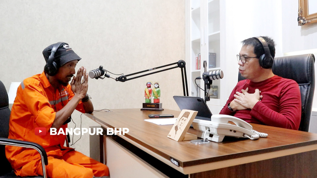 Podcast anggota DPRD DKI Jakarta Purwanto atau Bang Pur bersama seorang anggota PPSU atau pasukan oranye. Foto: Dok. Istimewa