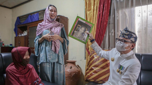  Wali Kota Bogor Bima Arya mengunjungi rumah Siti Rukoyah, warga tertua di Bogor. Foto: Pemkot Bogor