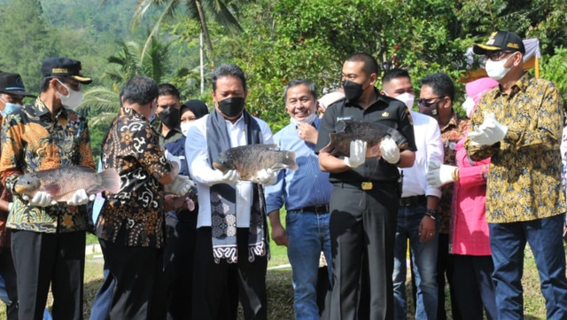 Punya Budidaya Ikan Terbaik, Menteri KKP Kagumi Kampung Gurami di Limapuluh Kota (28840)