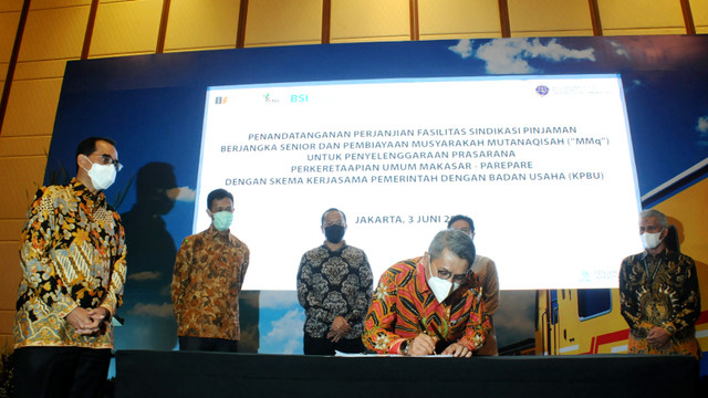 Penandatanganan kerja sama pembiayaan proyek kereta api di Sulawesi Selatan oleh Bank Syariah Indonesia (BSI). Foto: BSI