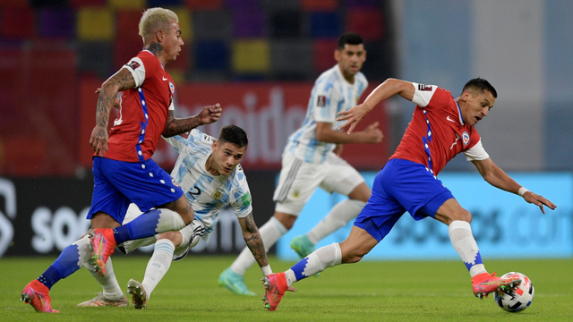 Pertandingan Kualifikasi Piala Dunia zona Amerika Selatan antara Argentina vs Chili di Estadio Unico, Santiago del Estero, Argentina Kamis (3/6). Foto: Juan Mabromata/Reuters
