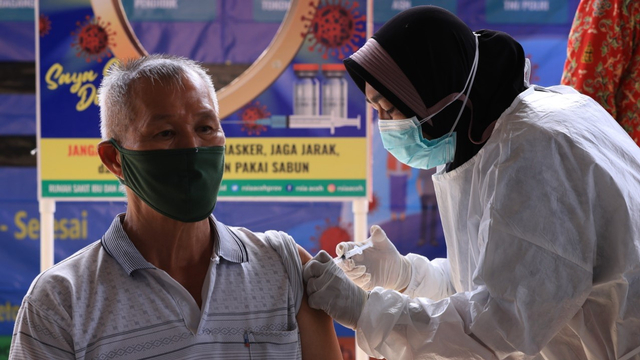 Seorang warga menjalani vaksinasi COVID-19. Foto: Suparta/acehkini