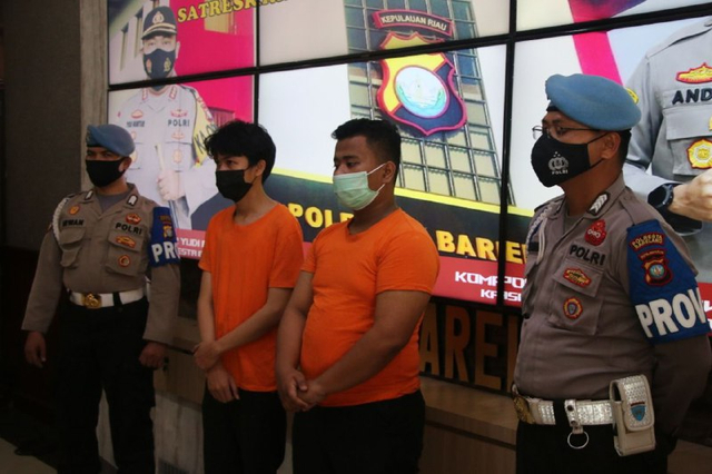 Dua petugas tes GeNose di Bandara Hang Nadim yang menjadi tersangka pemalsuan dokumen syarat perjalanan. (Foto: Reza/batamnews)