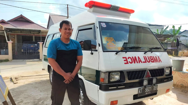 Syarif Setiadi foto di depan ambulans yang jalan sendiri saat terpakir di rumahnya di Citanduy, Tanah Merah, Samarinda. Foto: Dok. Pribadi