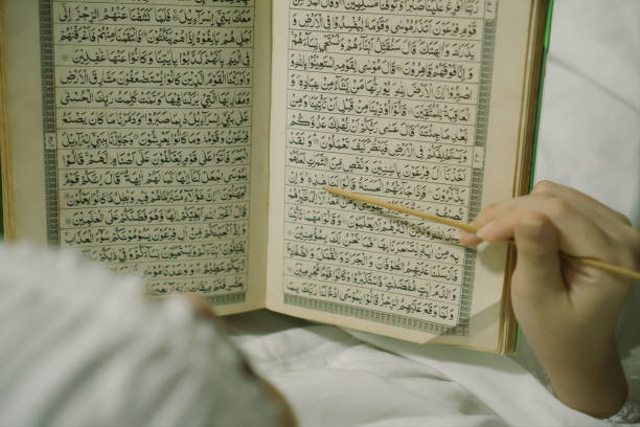 Ilustrasi seorang Muslim membaca dan menghafal Alquran Foto: iStock