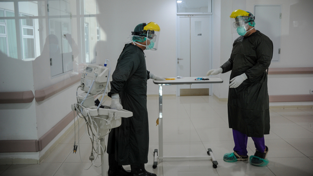 Tenaga kesehatan menyiapkan peralatan kesehatan bagi pasien COVID-19 di Rumah Sakit Khusus Ibu dan Anak (RSKIA) Bandung, Jawa Barat, Kamis (3/6/2021). Foto: Raisan Al Farisi/ANTARA FOTO