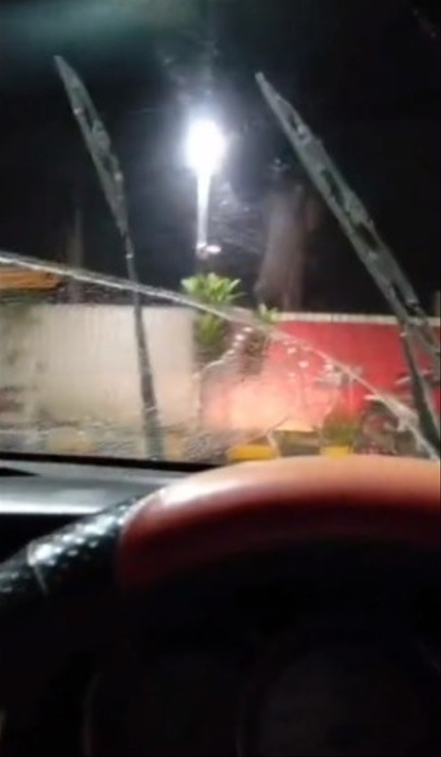 Sosok penampakan kuntilanak terekam saat mencuci mobil. (Foto: Instagram/@manaberita)