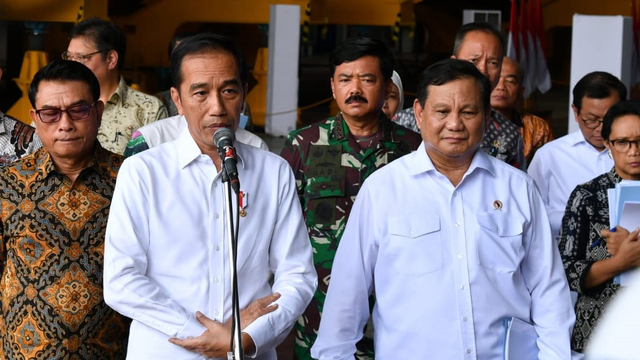 Presiden Joko Widodo (kiri) berbincang dengan Menhan Prabowo Subianto usai meninjau kapal selam di hanggar PT PAL Indonesia di Surabaya, Rabu (2/6/2021). Foto: Laily Rachev/Biro Pers Sekretariat Presiden