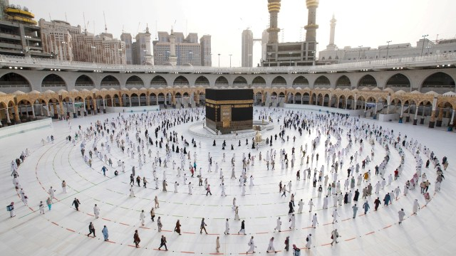 Jemaah haji menjaga jarak sosial saat melakukan Tawaf terakhir mereka, menandai berakhirnya ibadah haji, di Makkah, Arab Saudi, (2/8). Foto: Sultan Al-Masoudi/Handout via REUTERS