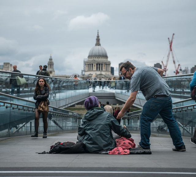 Menolong Sesama Termasuk Shodaqoh. Foto: dok. https://unsplash.com/