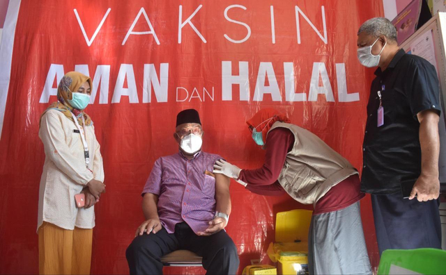 Wali Kota Tidore Kepulauan saat menjalani vaksinasi COVID-19. Foto: Istimewa