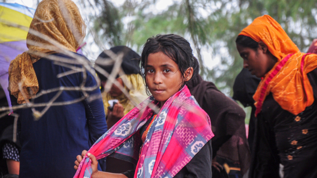 Sejumlah imigran etnis Rohingya berada di kawasan pantai Kuala Simpang Ulim, Simpang Ulim, Aceh Timur. Foto: ANTARA FOTO/ Hayaturrahmah