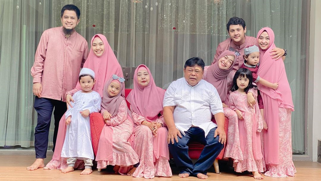 Keluarga Oki Setiana Dewi dan Ria Ricis. Foto: Instagram/okisetianadewi