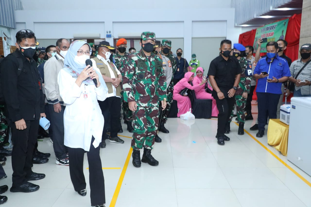 Panglima TNI Cek Vaksinasi Lansia di Cilacap: Tetap Pakai Masker (128398)