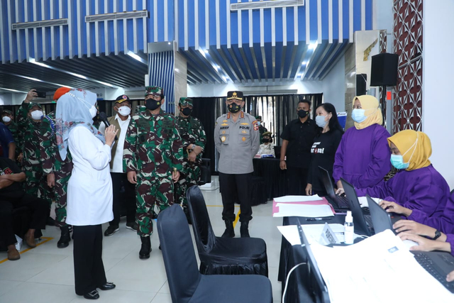 Panglima TNI Cek Vaksinasi Lansia di Cilacap: Tetap Pakai Masker (128397)