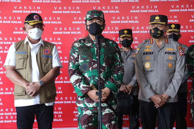 Vaksinasi lansia dan Keluarga Besar TNI-Polri di Cilacap. Foto: Dok. Puspen TNI