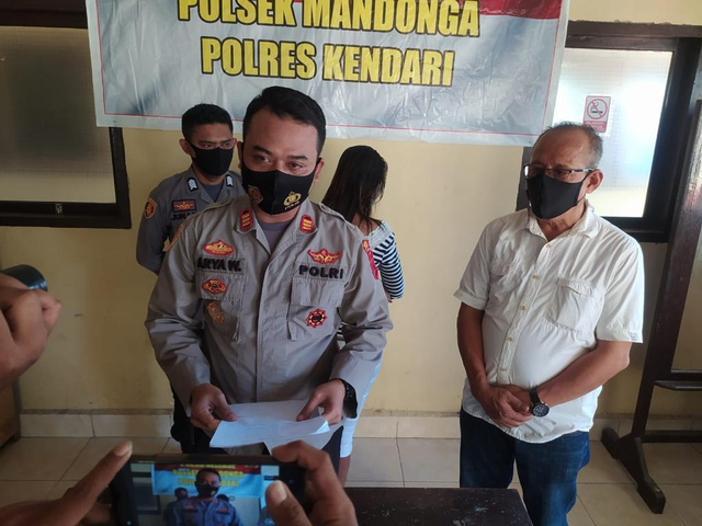 Kapolsek Mandonga, AKP Ketut Arya Wijanarka, saat menggelar jumpa pers. Foto: Deden Saputra/kendarinesia. 